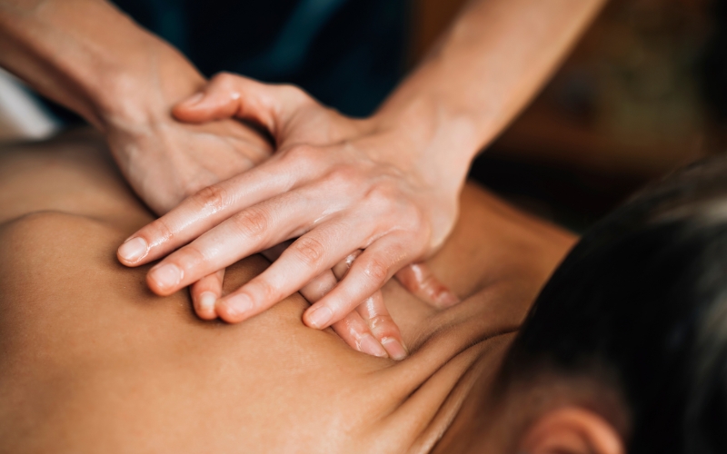 Massage cổ vai gáy tại nhà ở Hà Nội