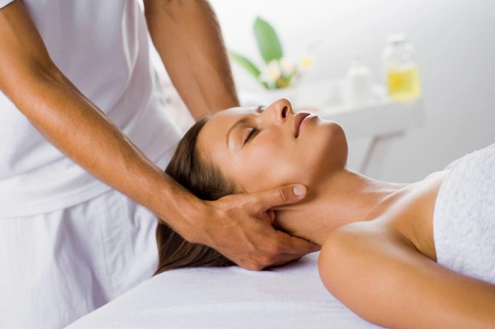 Massage cổ vai gáy tại nhà ở Hà Nội
