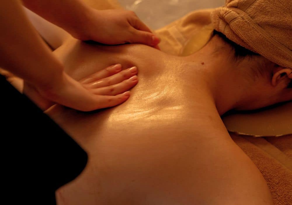 Massage cổ vai gáy tại nhà ở Hà Nội