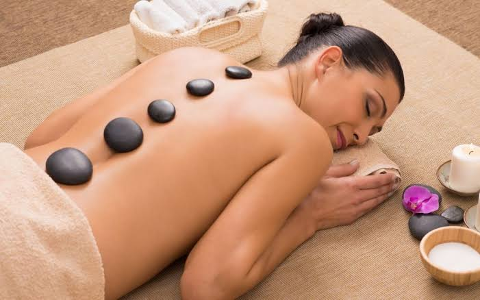 Massage đá nóng tại nhà cho khách du lịch
