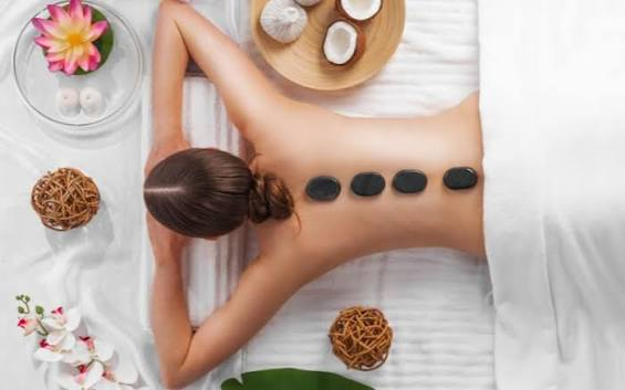 Massage đá nóng tại nhà cho khách du lịch